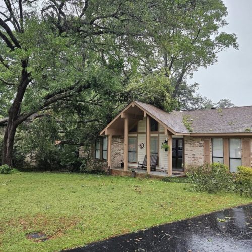 Daphne, AL, USA - emergency job - Daphne, AL (Lake Forest Subdivision) - tree failed due to high winds, internal decay, and bark inclusion